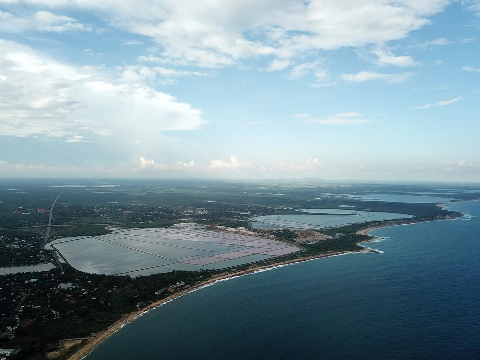Salt Pans & Dry-Zone Scenery
